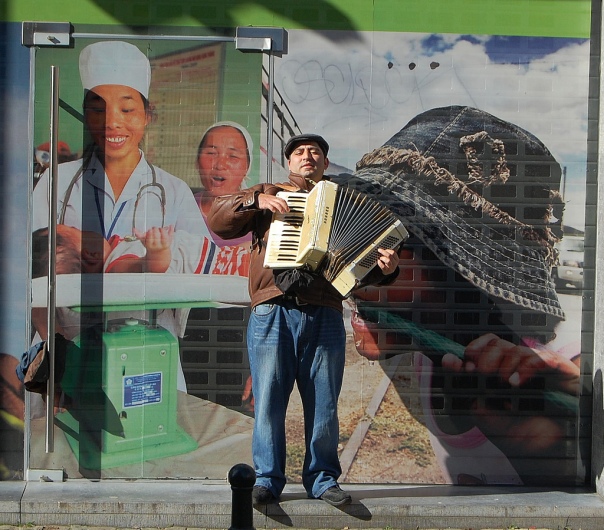 Accordion player in Marolles, Brussels